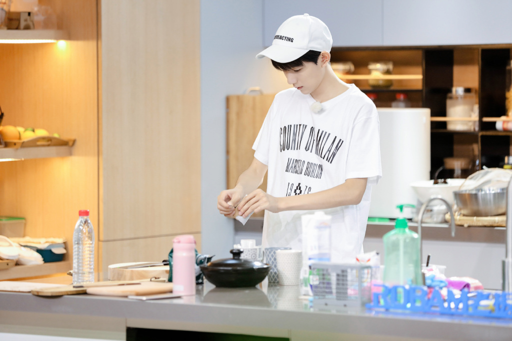 王源青春旅社做饭高清帅气图片17