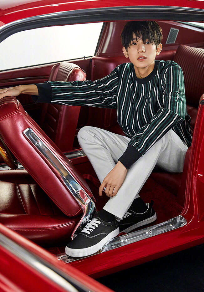 王源帅气车内时尚大片写真44