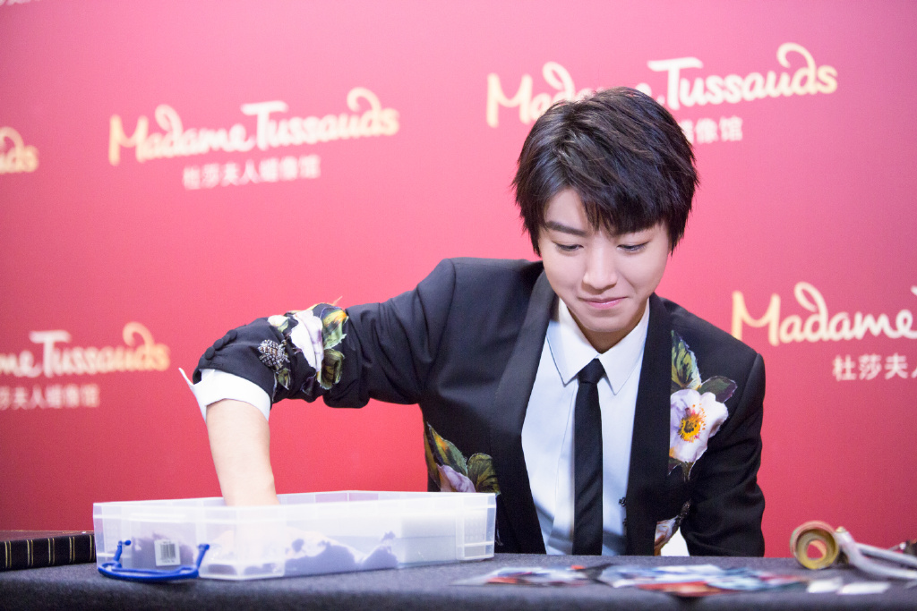 王俊凯杜莎夫人蜡像花絮图片16