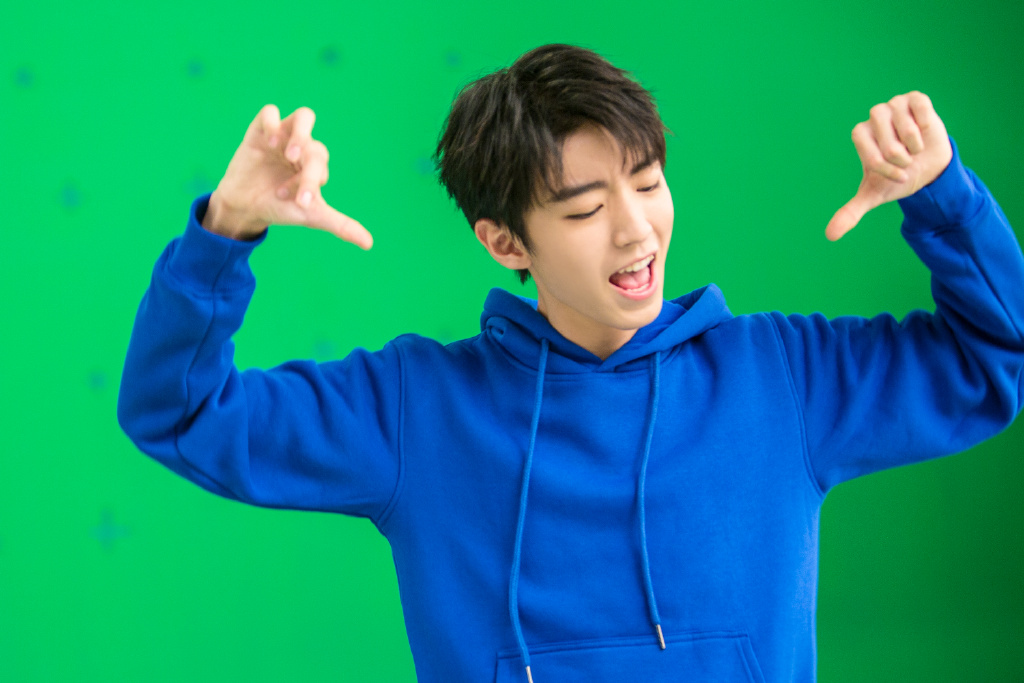 王俊凯蓝色卫衣帅气写真高清图片34