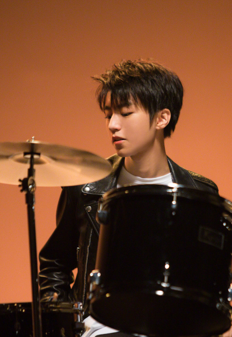 简介:王俊凯儒雅帅气写真图片,分享一组王俊凯图片给大家,图中的明星