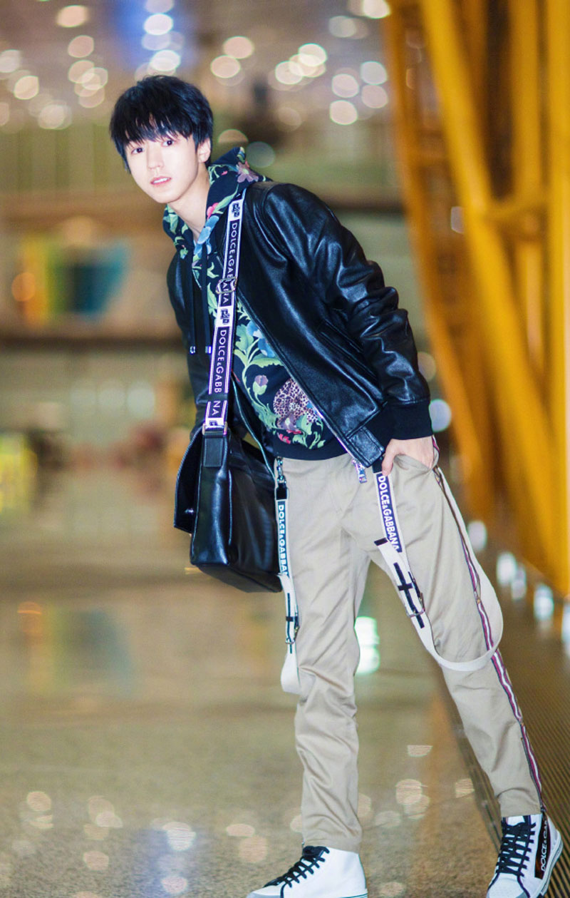 王俊凯帅气机场照图片66