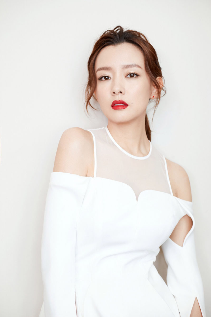 周奇奇霸气干练活动写真图片19