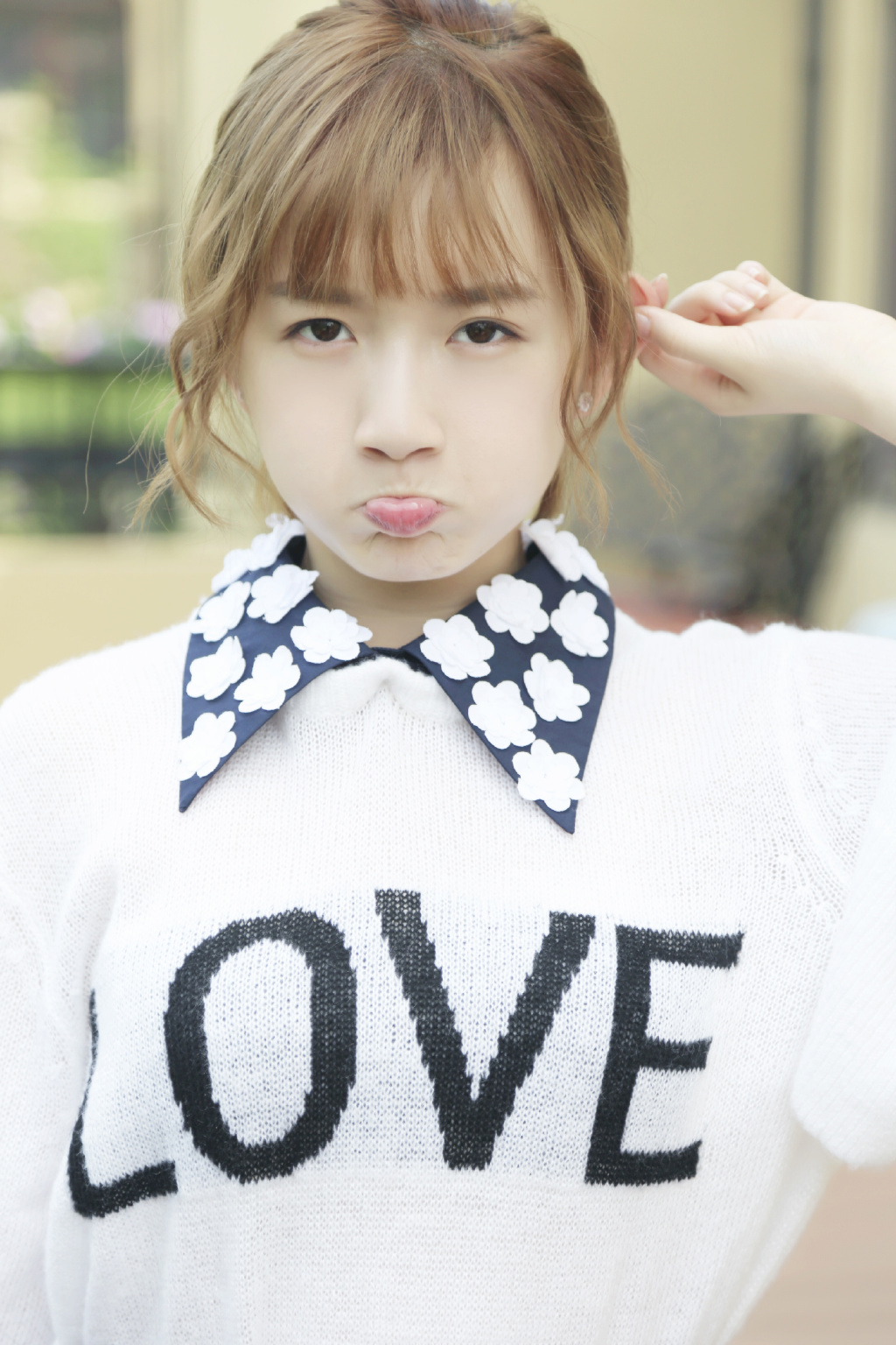 简介:李浩菲搞怪俏皮图片,分享一组李浩菲图片给大家,图中的明星图片