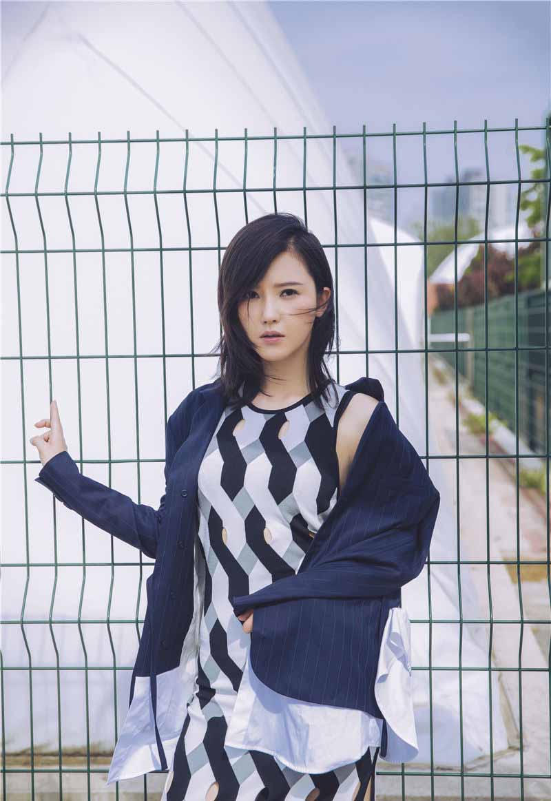 简介:南京名人图片,分享一组杨子姗图片给大家,图中的明星图片壁纸会