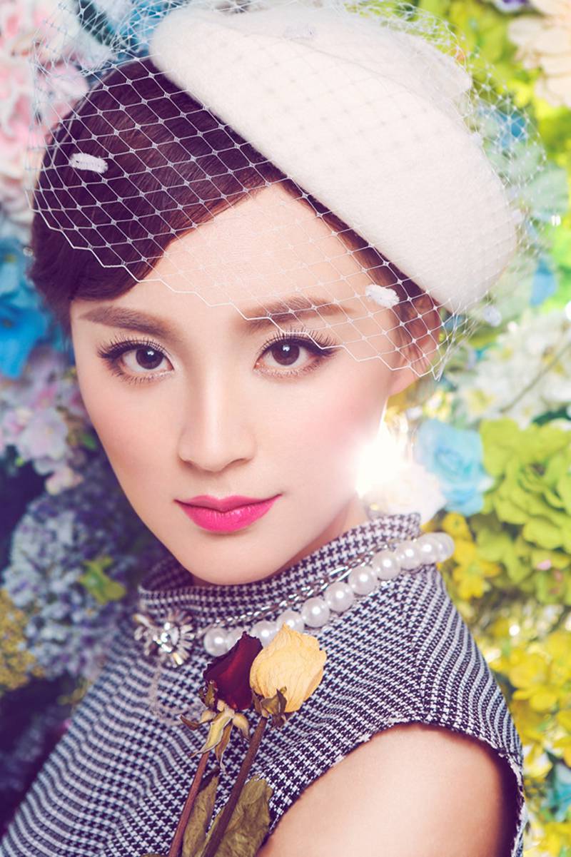 简介:毛林林花中唯美写真图片,分享一组毛林林图片给大家,图中的明星