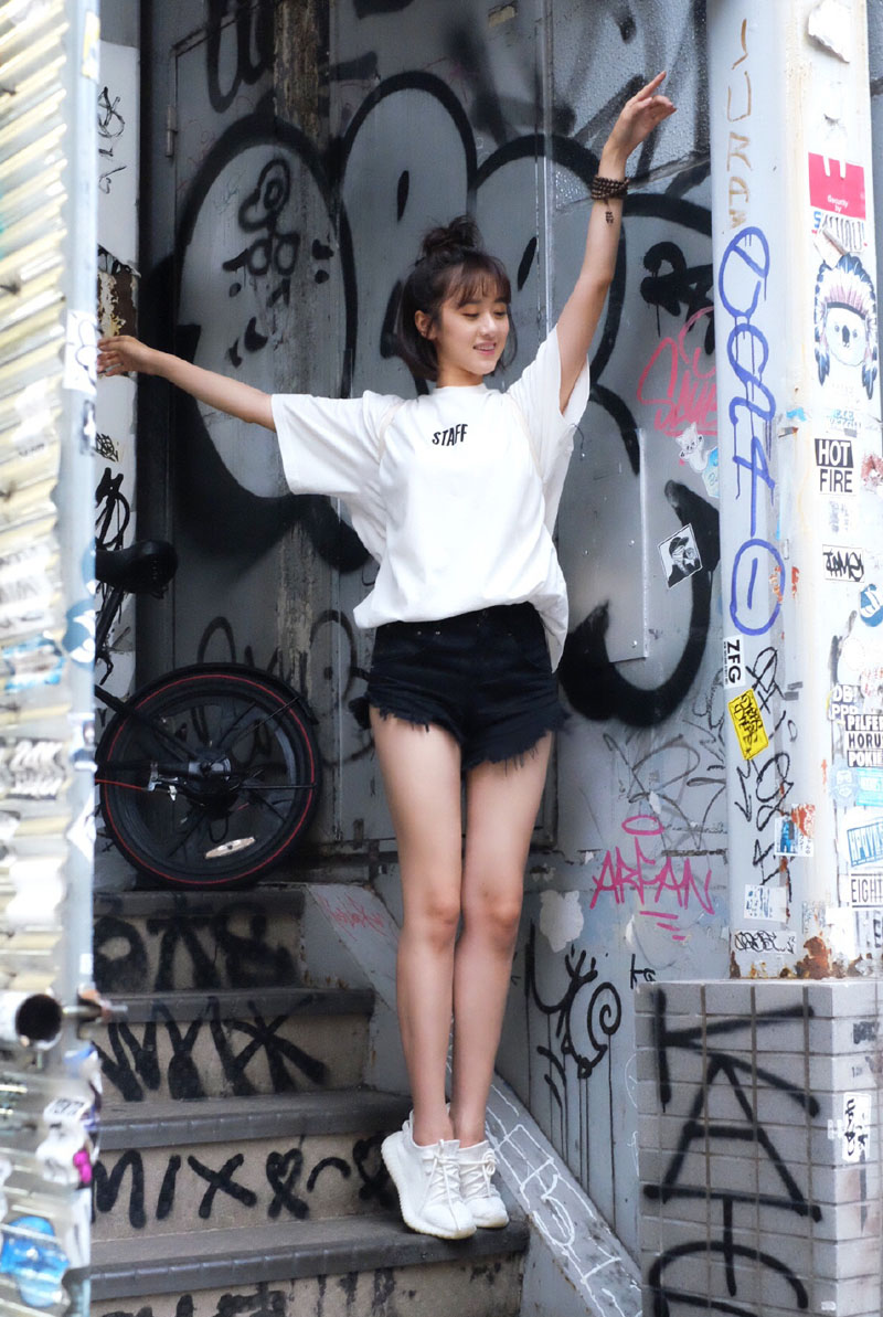 袁冰妍白色t恤时尚街拍高清图片38