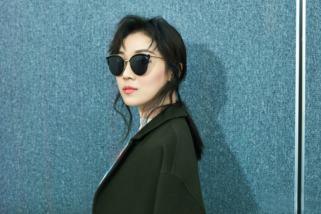 菅纫姿职场时尚气质写真图片16