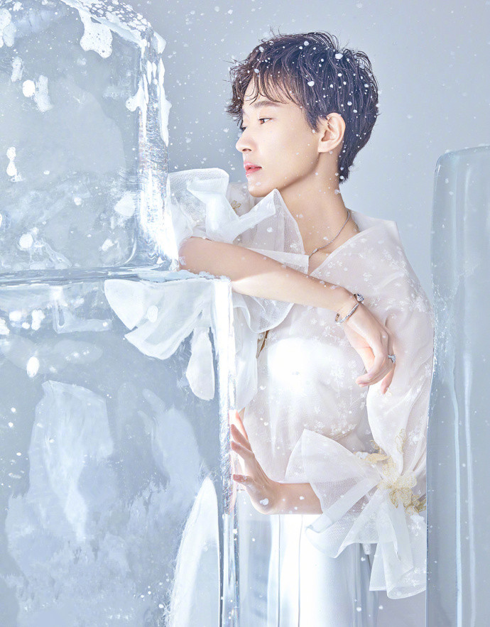 焦俊艳纯白婚纱时尚大片写真56