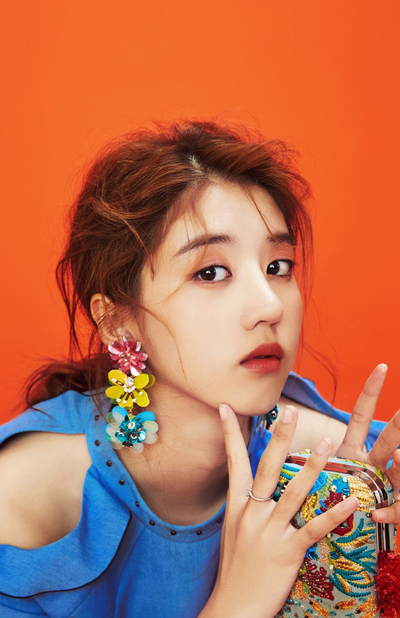 李凯馨甜美干练风时尚写真图片56