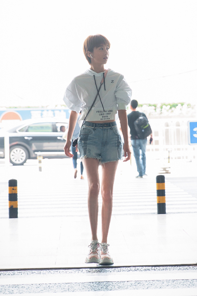 李凯馨修长美腿机场照图片36