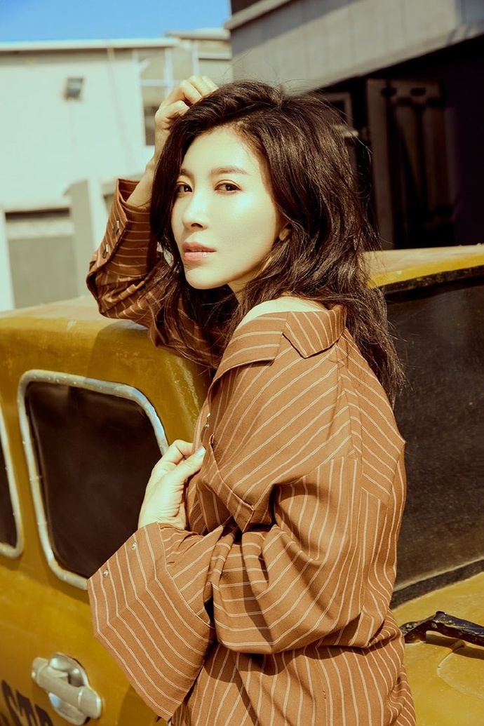 张棪琰夏日写真图片尽显熟女气质66