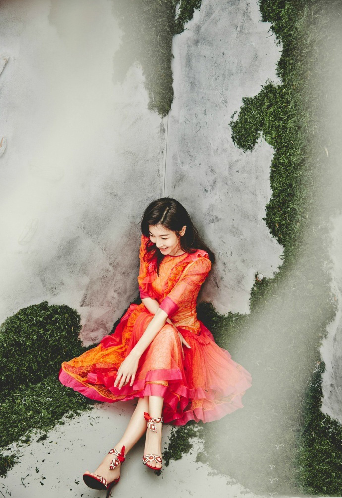 简介:张棪琰时尚写真图片:唯美优雅,分享一组张棪琰图片给大家,图中的