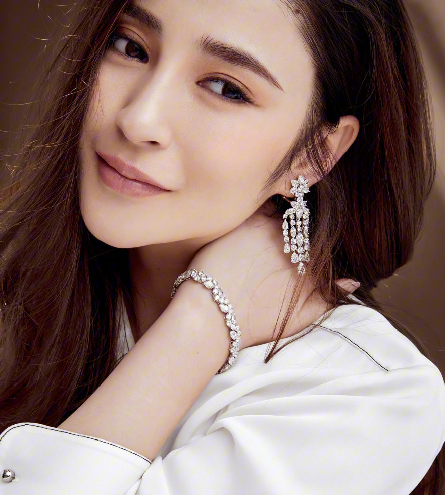 气质女星李心艾唯美杂志写真图片25