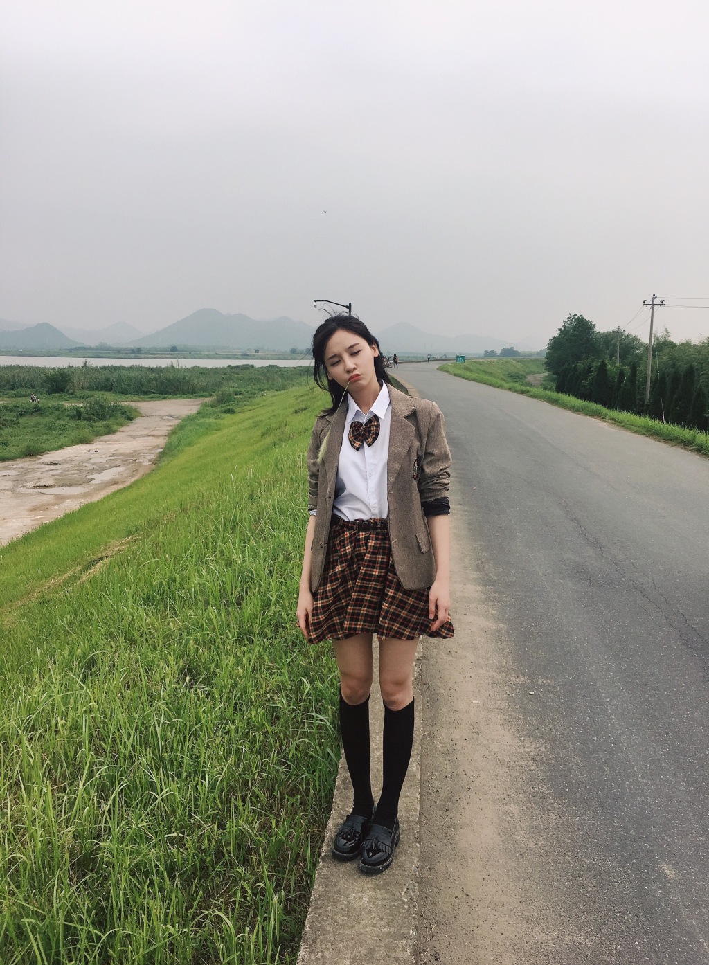 曾艳芬制服短裙田野写真48