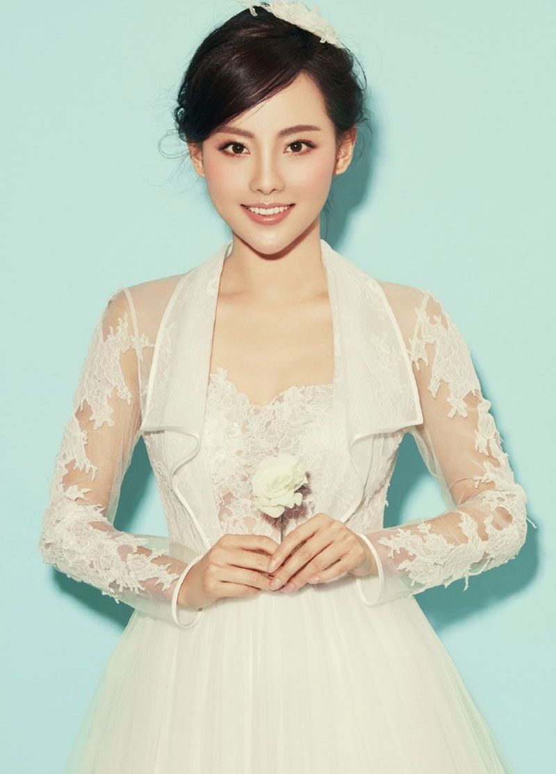 简介:张嘉倪唯美性感婚纱写真高清图片,分享一组张嘉倪图片给大家,图