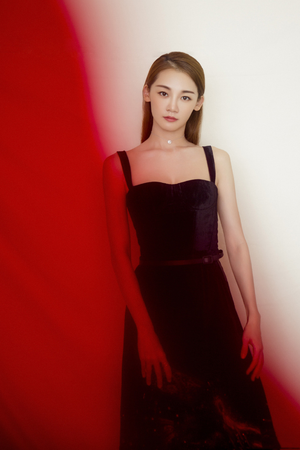 简介:苗苗芭莎慈善夜礼服图片,分享一组苗苗图片给大家,图中的明星