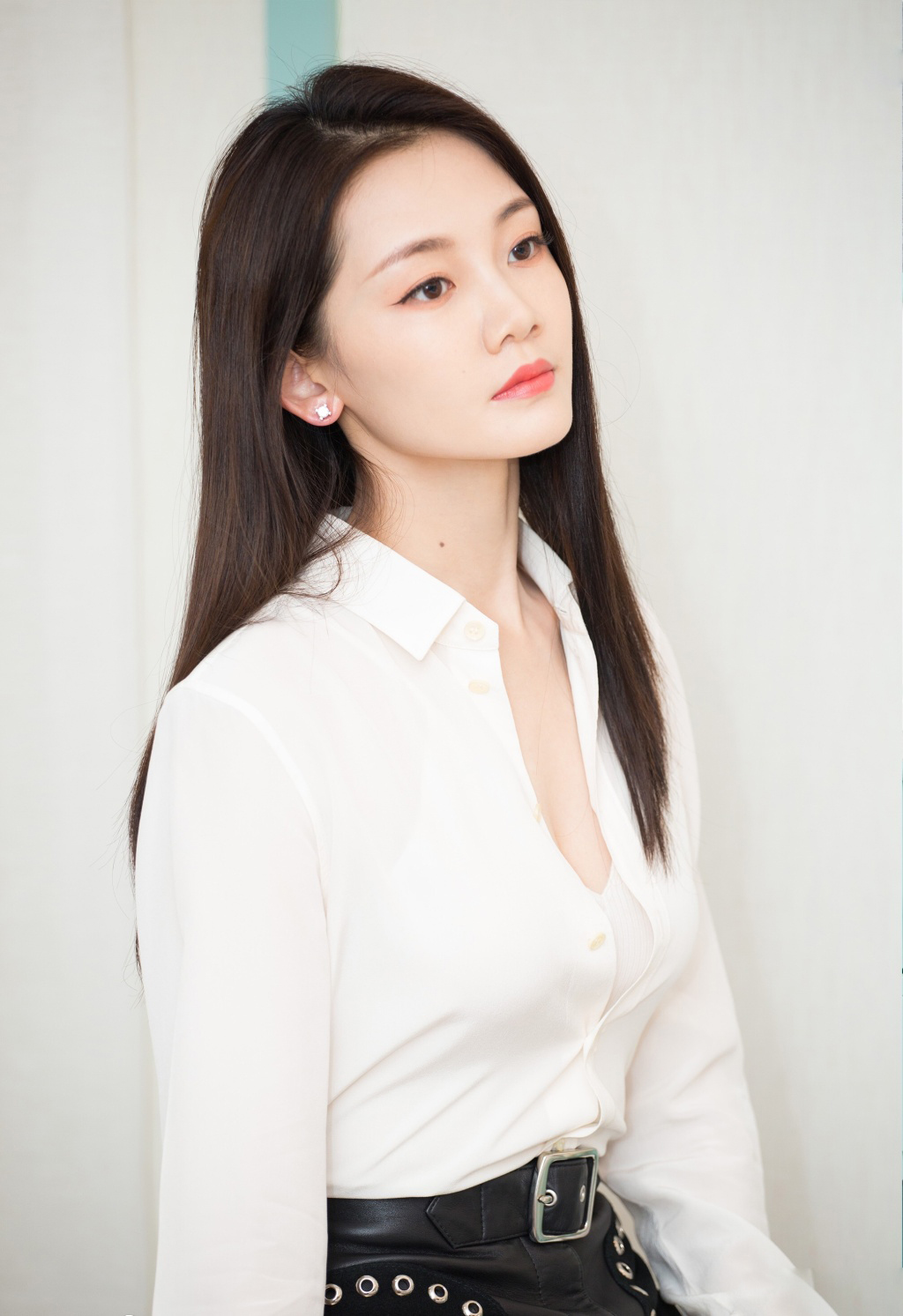 简介:苗苗清新性感爆乳写真图片,分享一组苗苗图片给大家,图中的明星