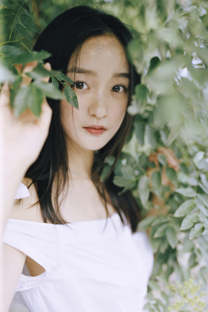 简介:何泓姗胶片风格唯美写真图片,分享一组何泓姗图片给大家,图中的