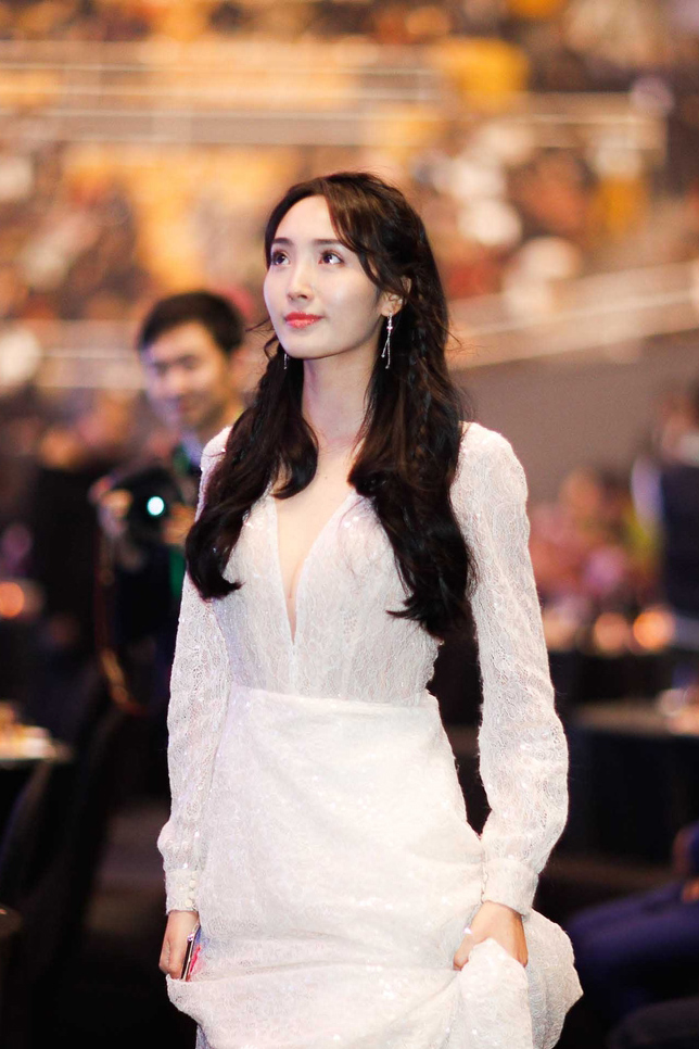 王紫璇黑白天鹅造型美艳写真图片11