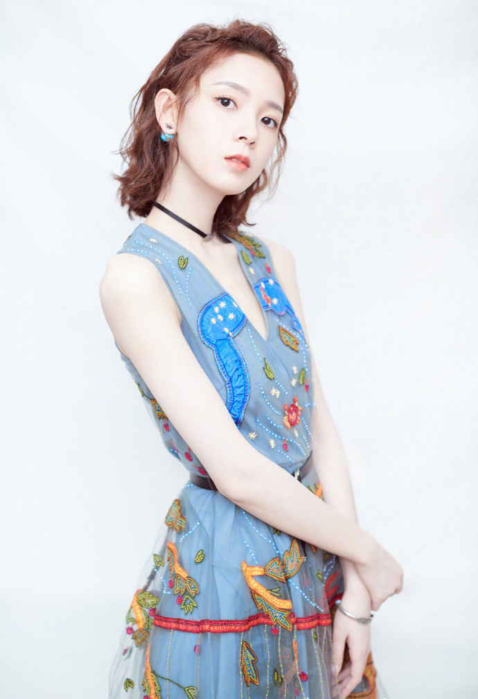 陈瑶刺绣连衣裙性感光影写真图片16