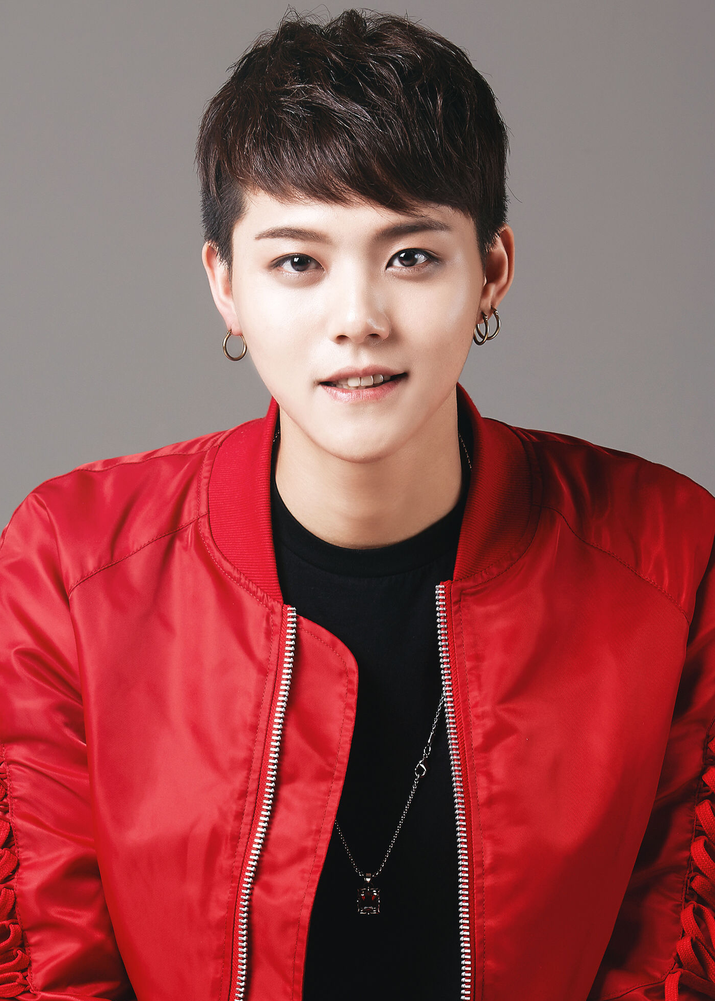 王新宇西装帅气亮眼写真图片19