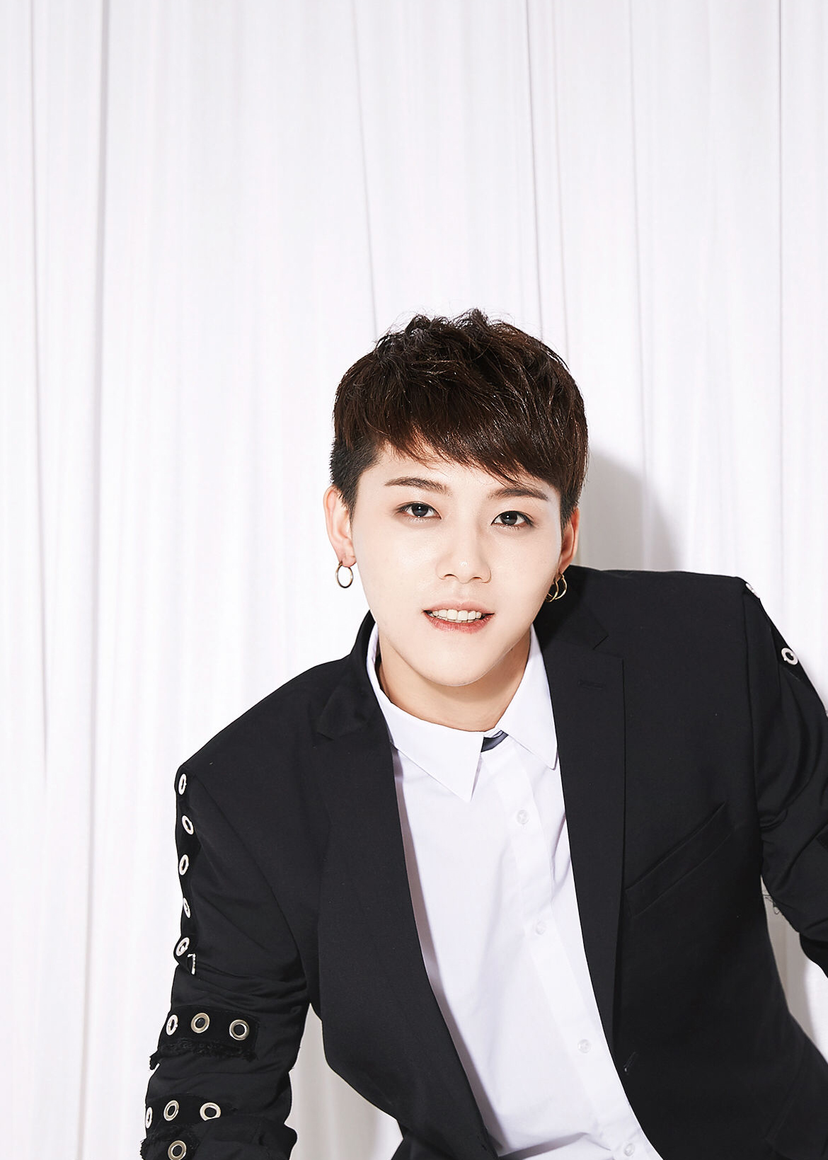 王新宇西装帅气亮眼写真图片39