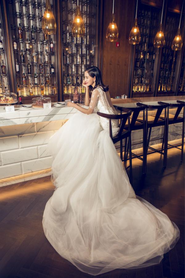 王智白色西式婚纱写真身材曼妙气质迷人35