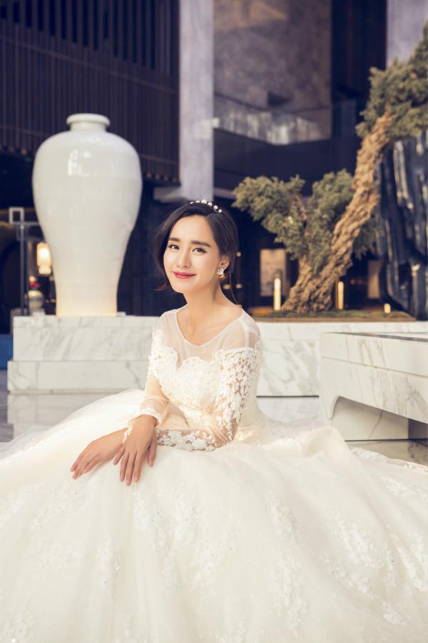 王智白色西式婚纱写真身材曼妙气质迷人45
