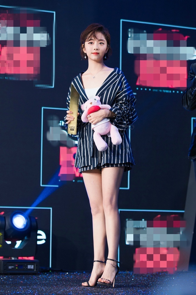 谭松韵条纹装干练迷人写真图片15