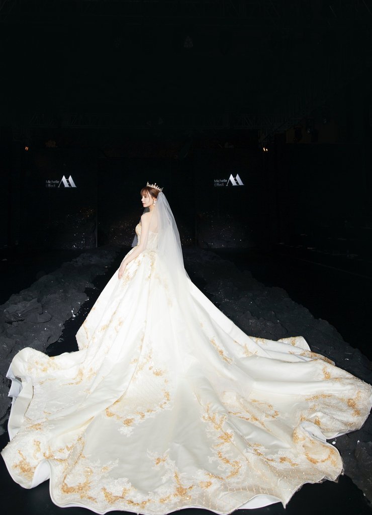 沈梦辰唯美大气婚纱大秀写真图片210