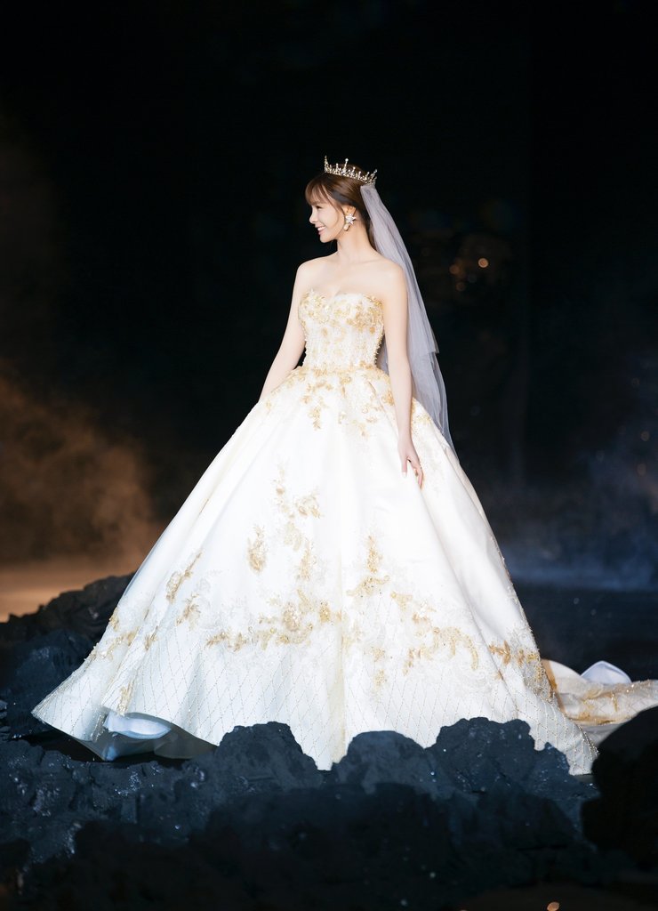 沈梦辰唯美大气婚纱大秀写真图片310