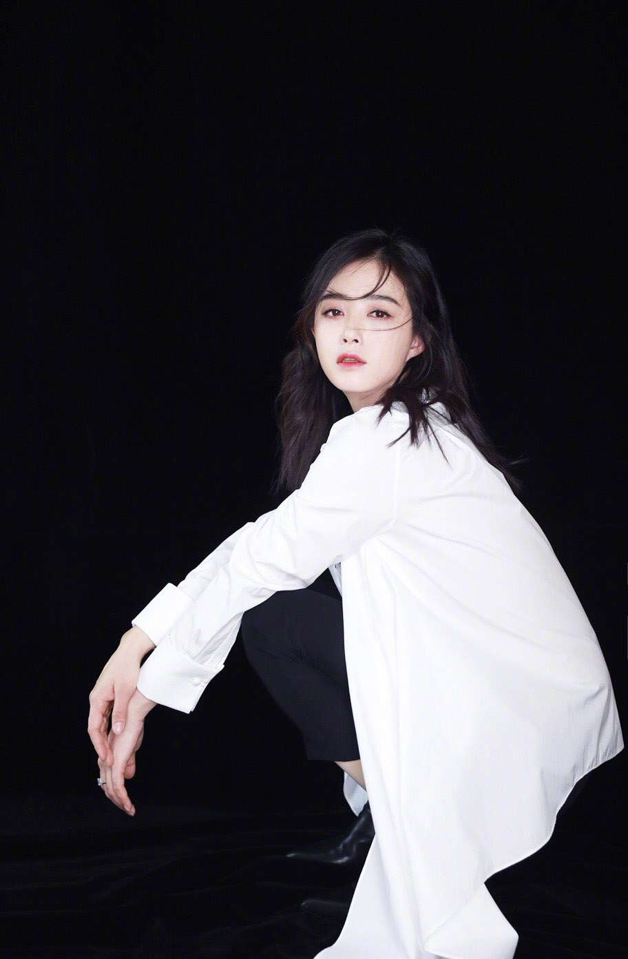 蒋欣白衬衫气质写真高清图片13