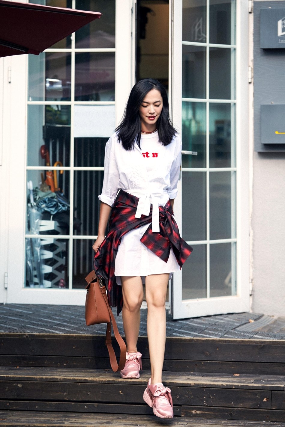 简介:姚晨简约风时尚潮流街拍图片,分享一组姚晨图片给大家,图中的