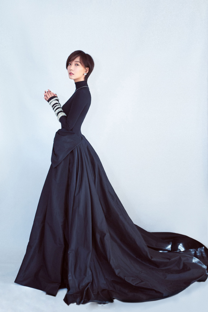 简介:王珞丹黑色礼服短发性感写真图片,分享一组王珞丹图片给大家,图