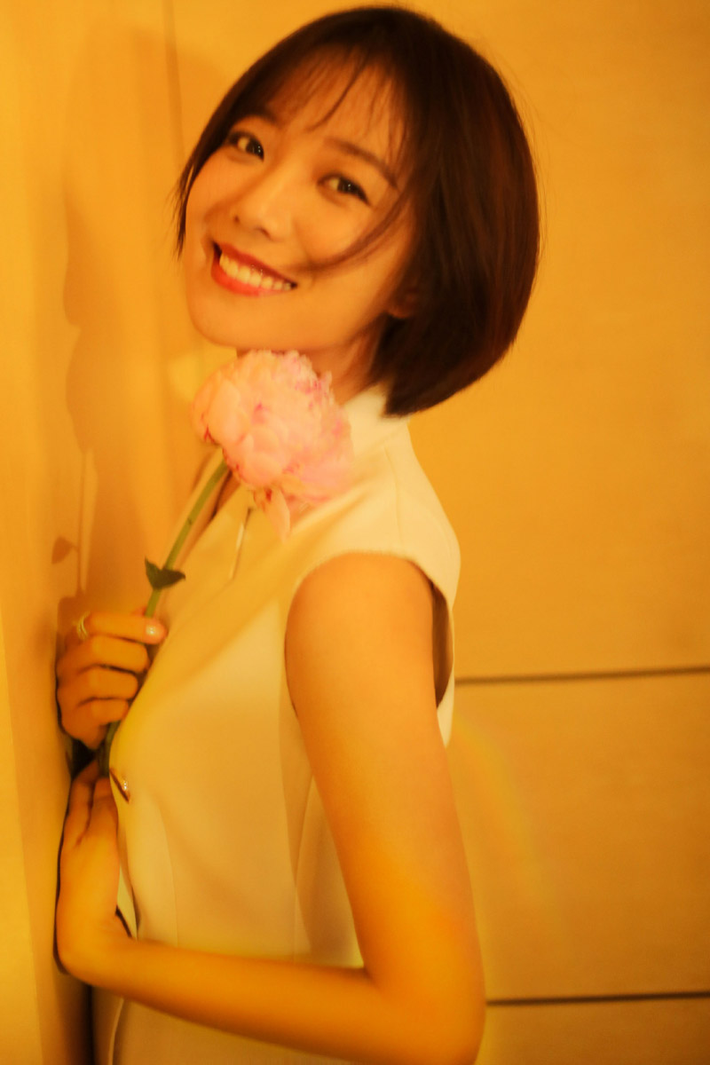 简介:王珞丹优雅知性唯美光影写真图片,分享一组王珞丹图片给大家,图