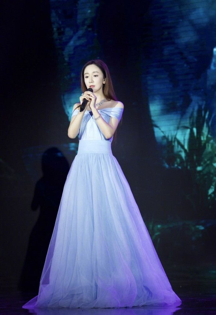 简介:娄艺潇性感露肩公主裙礼服颁奖活动现场写真,分享一组娄艺潇图片