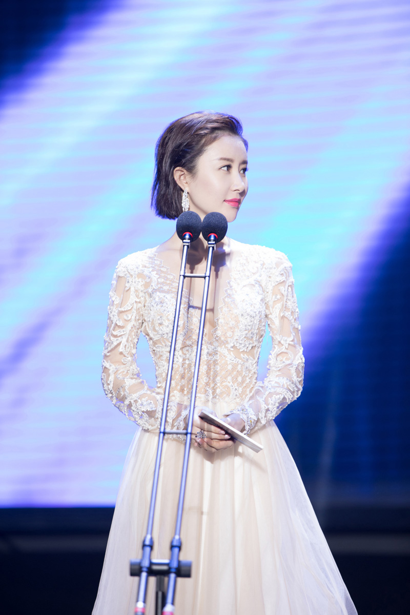 舒畅性感深v诱人蕾丝裙活动照图片33