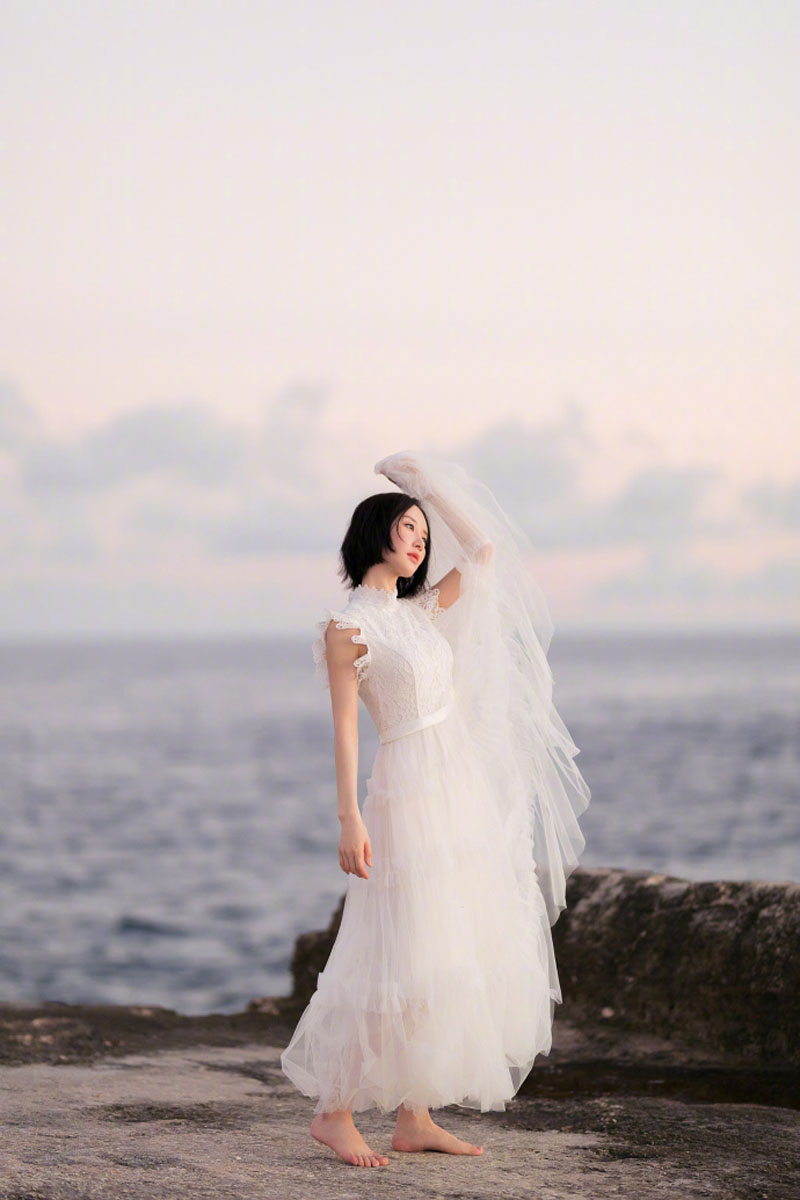 简介:舒畅曼妙唯美白纱裙海边写真图片,分享一组舒畅图片给大家,图中