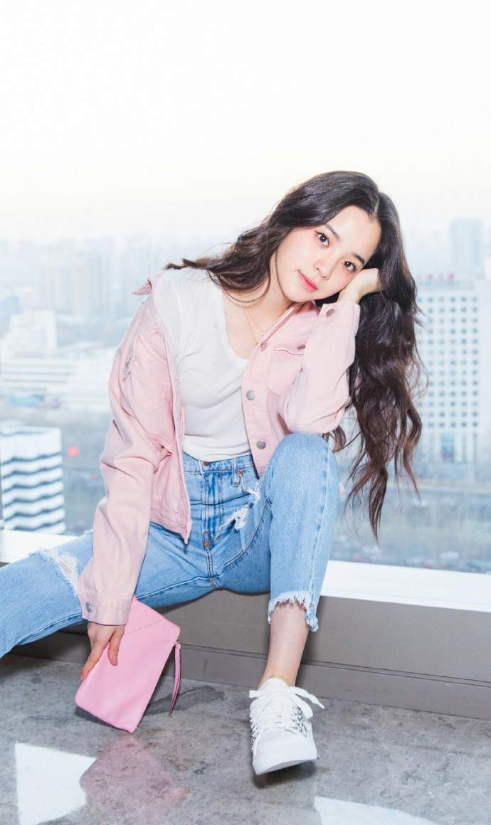 简介:欧阳娜娜粉色少女心甜美写真图片,分享一组欧阳娜娜图片给大家