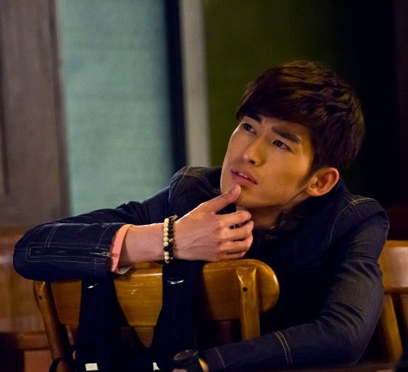 华丽上班族曝剧照张翰变身职场菜鸟27