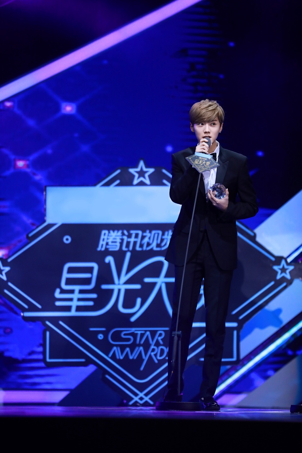 鹿晗获奖图片亚洲全能艺人奖项38