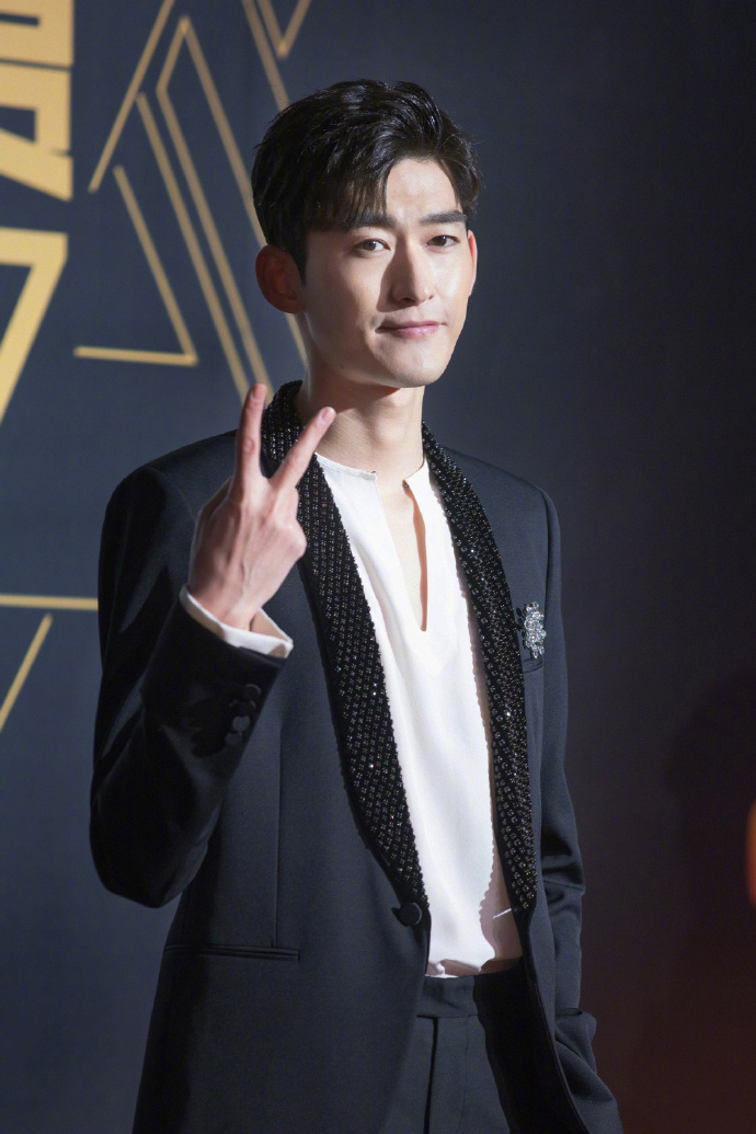 张翰黑色西装帅气儒雅写真图片59