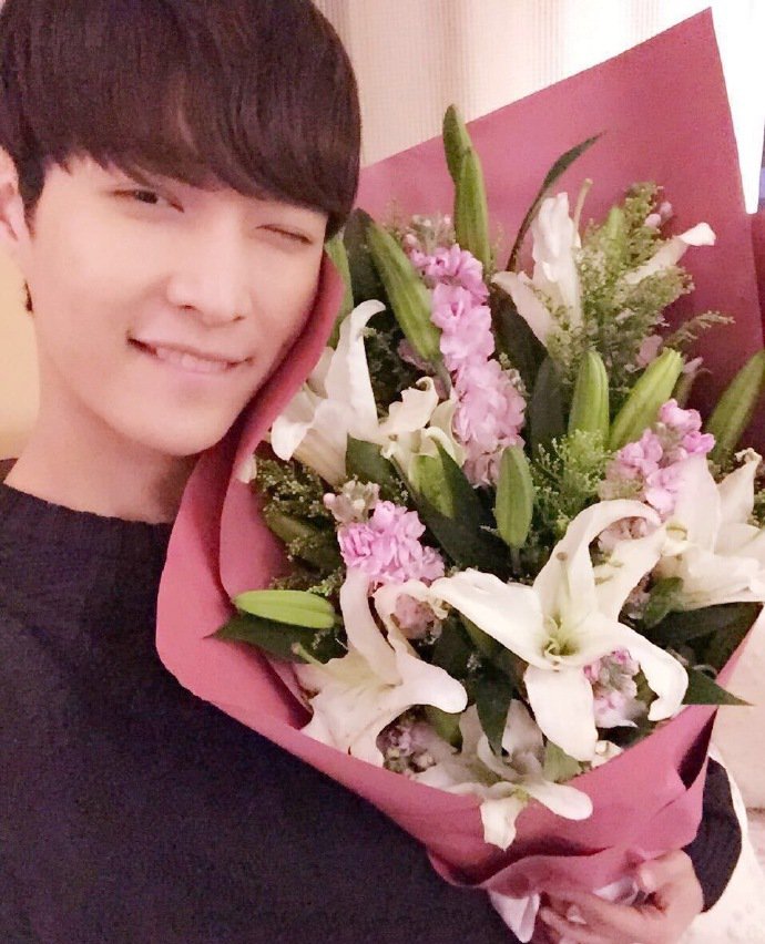 张艺兴可爱卖萌图片69