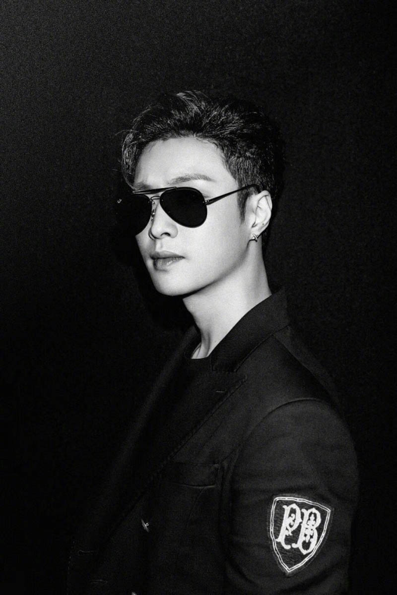 张艺兴酷帅黑色系写真高清图片24