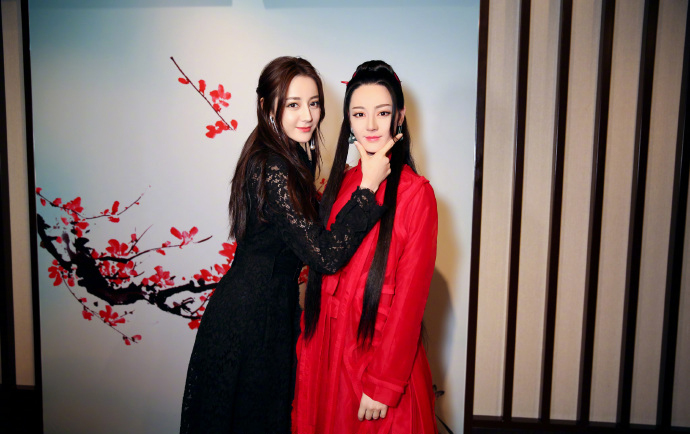 迪丽热巴蜡像合影照图片23