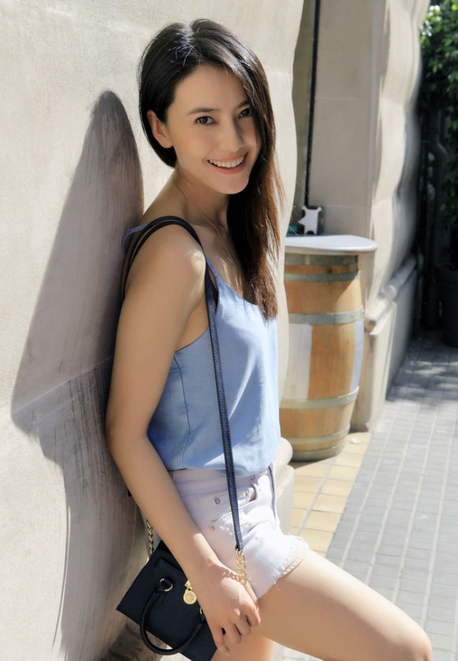简介:高圆圆曝畅游欧洲美照笑容甜美清新可人,分享一组高圆圆图片给
