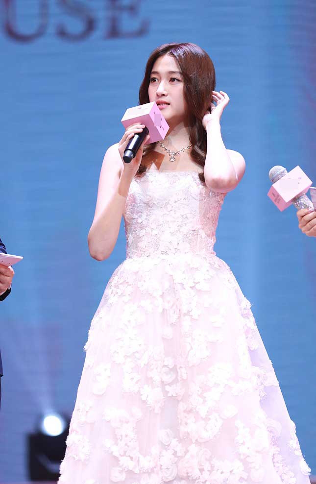 关晓彤抹胸蕾丝粉裙出席活动现场图片14