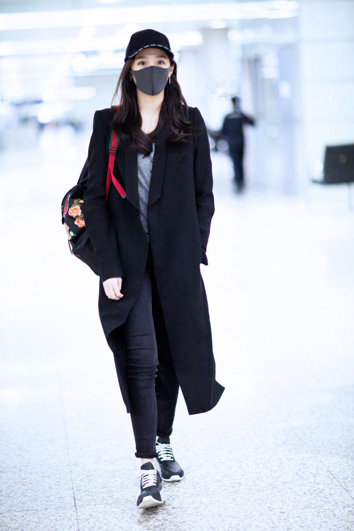 关晓彤黑色风衣剪刀手机场可爱写真19