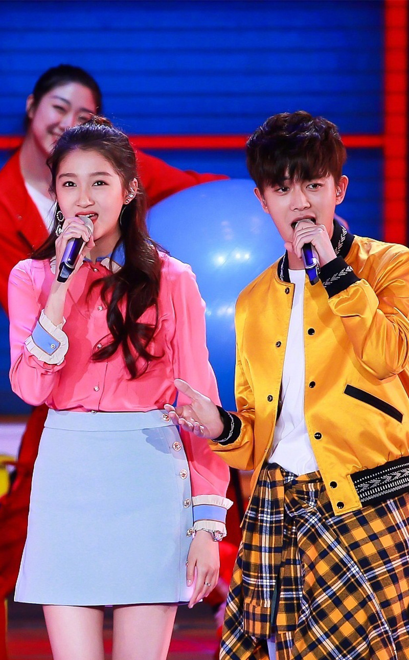 任嘉伦关晓彤甜蜜对唱晚会图片79